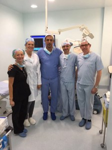 Doctor Eduardo López Bran con equipo Restoration Robotics en IMEMA